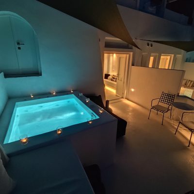 Junior cave suite with private jacuzzi