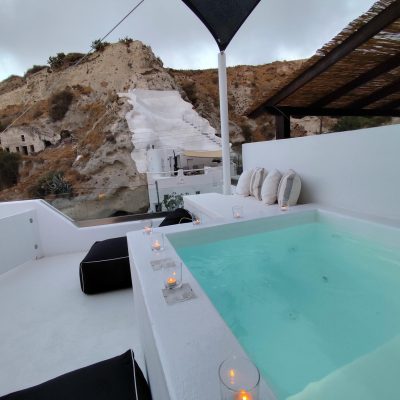 Junior cave suite with private jacuzzi