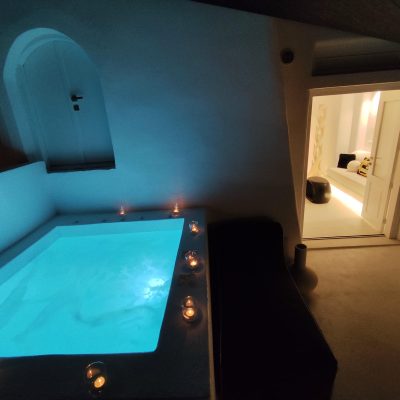 Junior cave suite with private jacuzzi