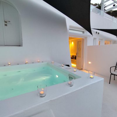 Junior cave suite with private jacuzzi