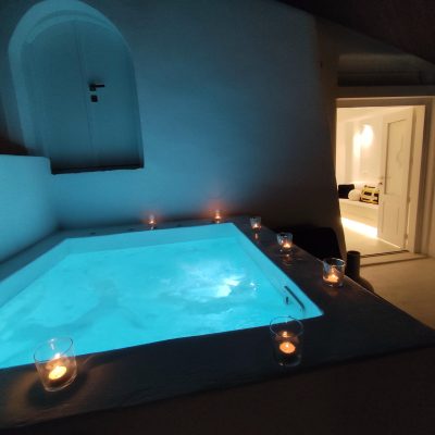 Junior cave suite with private jacuzzi