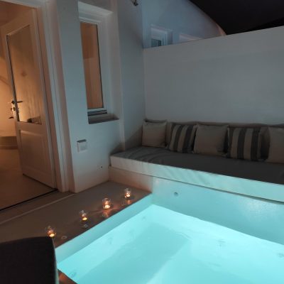 Deluxe cave suite with private jacuzzi