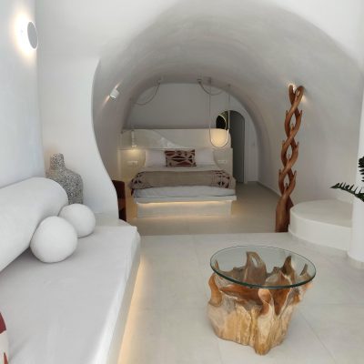 Deluxe cave suite with private jacuzzi