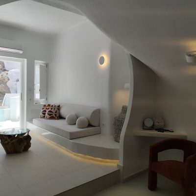 Deluxe cave suite with private jacuzzi