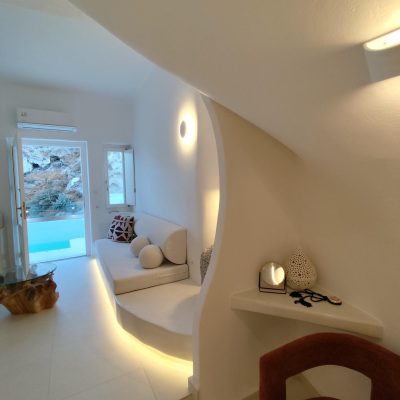 Deluxe cave suite with private jacuzzi