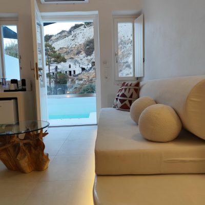 Deluxe cave suite with private jacuzzi