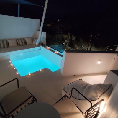 Deluxe cave suite with private jacuzzi
