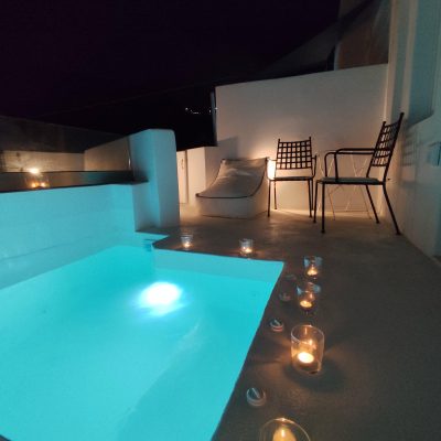 Deluxe cave suite with private jacuzzi