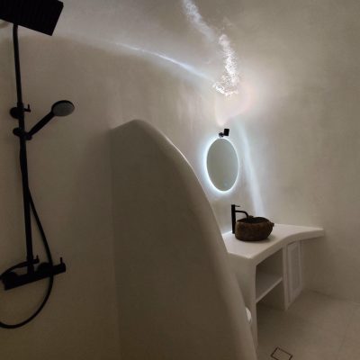 Deluxe cave suite with private jacuzzi
