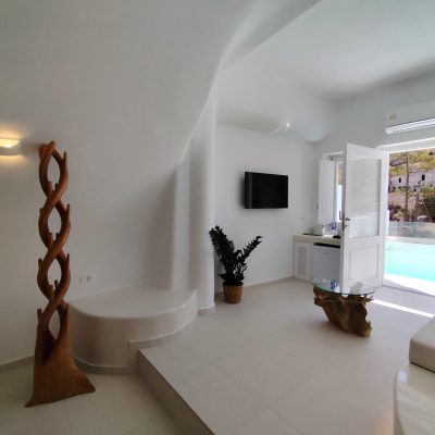 Deluxe cave suite with private jacuzzi
