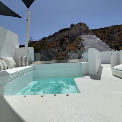 Deluxe cave suite with private jacuzzi