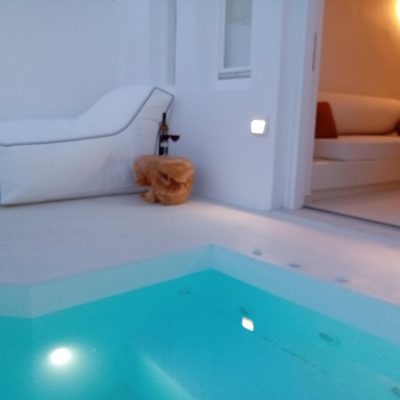 Deluxe cave suite with private jacuzzi