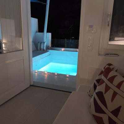 Deluxe cave suite with private jacuzzi
