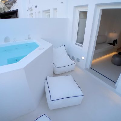 Standard cave suite with private jacuzzi