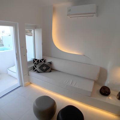 Standard cave suite with private jacuzzi