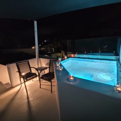 Standard cave suite with private jacuzzi