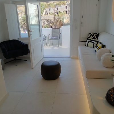 Standard cave suite with private jacuzzi