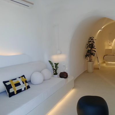Standard cave suite with private jacuzzi