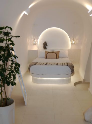 Standard cave suite with private jacuzzi
