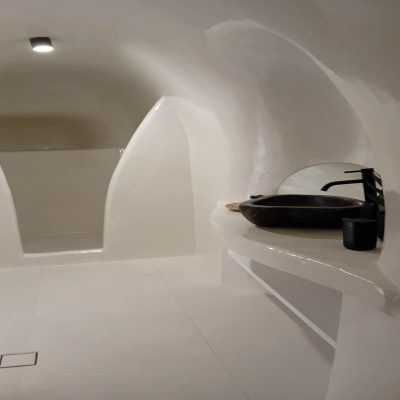 Standard cave suite with private jacuzzi