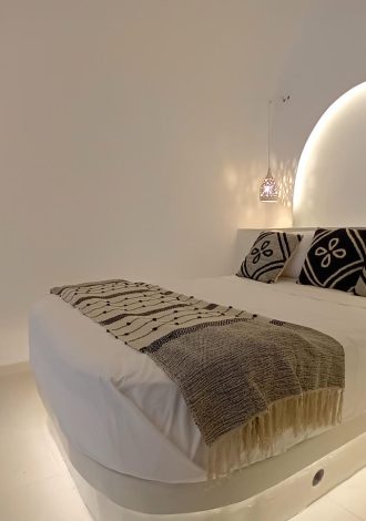 Standard cave suite with private jacuzzi