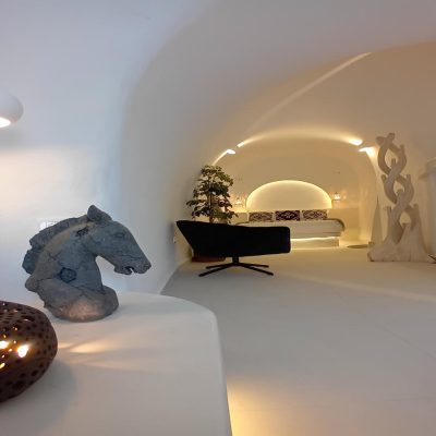 Standard cave suite with private jacuzzi