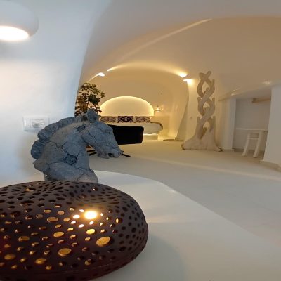 Standard cave suite with private jacuzzi