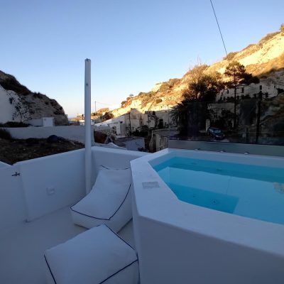 Standard cave suite with private jacuzzi