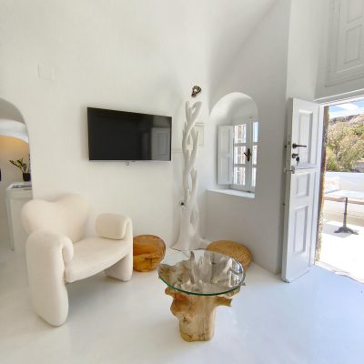 Two-bedroom cave suite with private jacuzzi