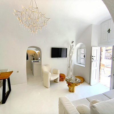 Two-bedroom cave suite with private jacuzzi